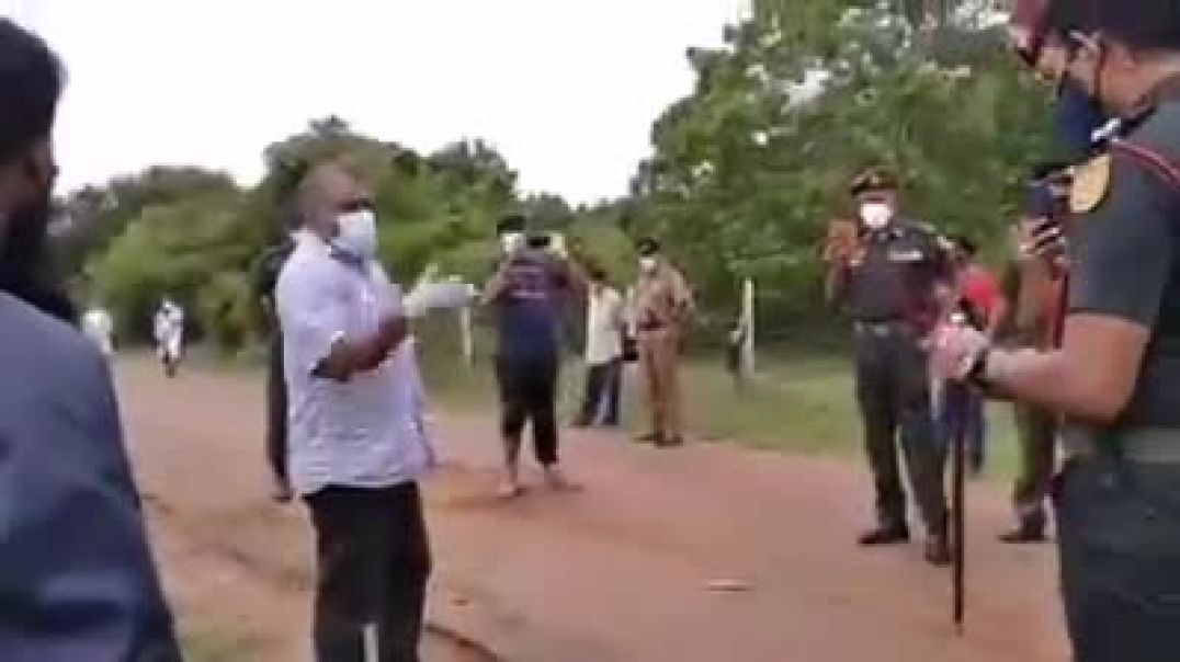 S. Kajendran Confronting SL Police - செல்வராசா கஜேந்திரன் இலங்கை காவல்துறையுடன் வாக்குவாதம்